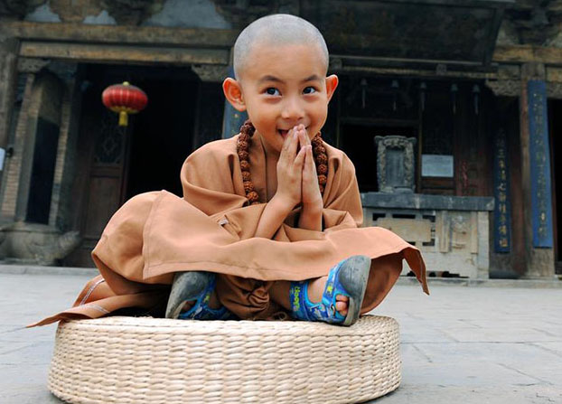 “Menino monge” de 4 anos passa férias de ver?o no templo em Shanxi