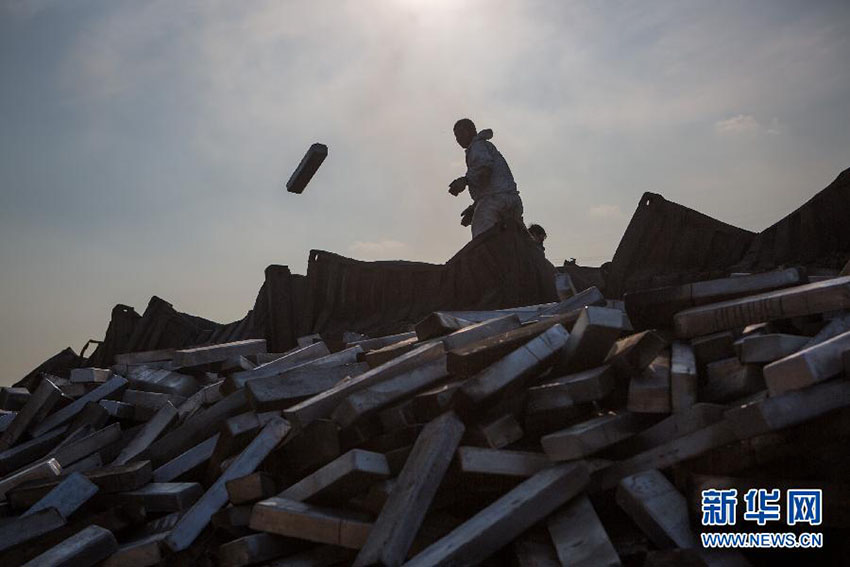 Número de mortos na explos?o do Porto de Tianjin sobe para 145