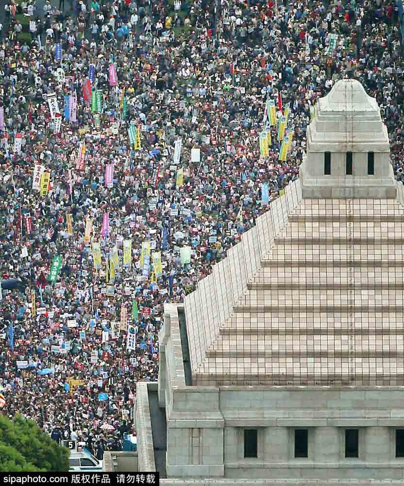 Multid?o toma ruas de Tóquio em manifesta??o contra militariza??o do Jap?o