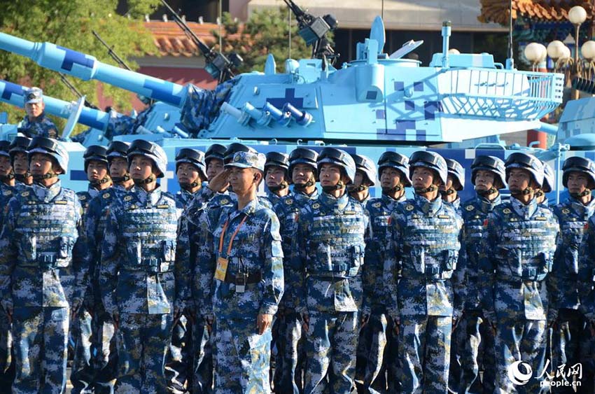 Destacamento de tanques reúne-se na Pra?a Tiananmen