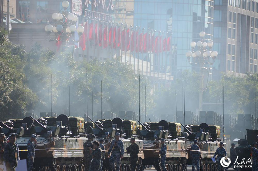 Destacamento de tanques reúne-se na Pra?a Tiananmen
