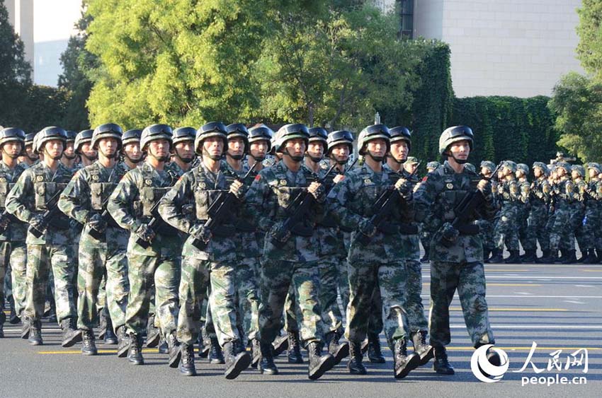 Destacamentos de soldados reúnem-se na Pra?a Tiananmen