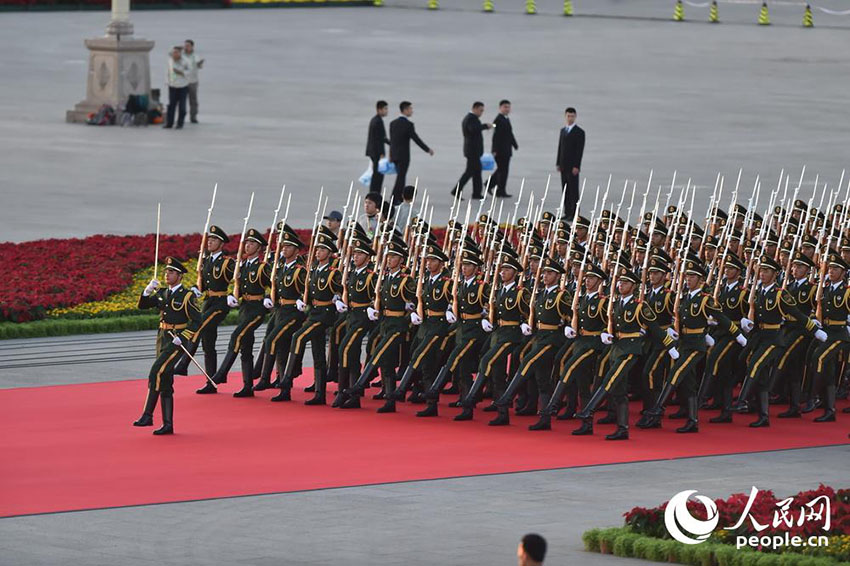 Destacamentos de soldados reúnem-se na Pra?a Tiananmen