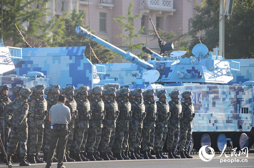 Destacamentos de soldados reúnem-se na Pra?a Tiananmen