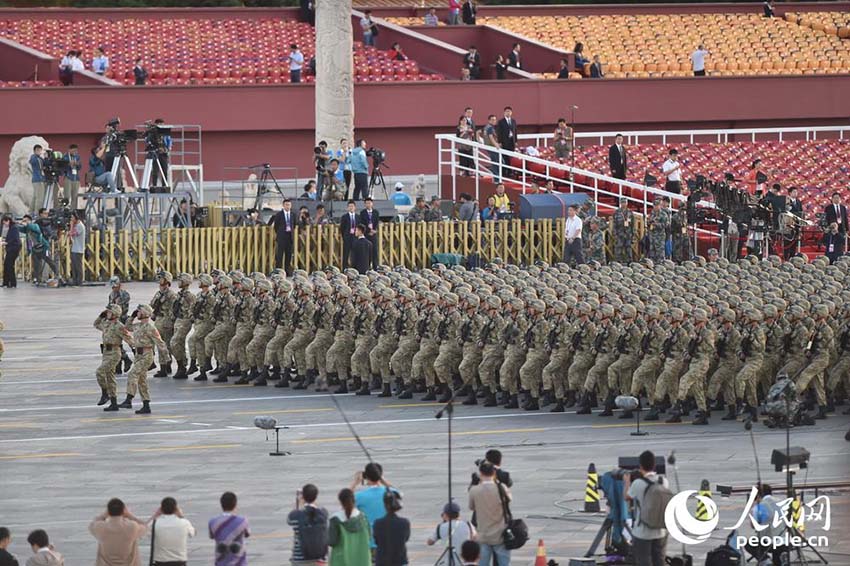 Destacamentos de soldados reúnem-se na Pra?a Tiananmen