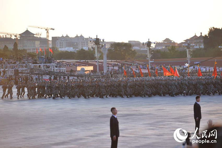 Destacamentos de soldados reúnem-se na Pra?a Tiananmen