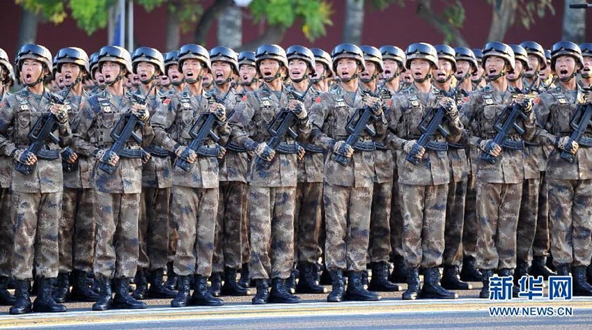 Destacamentos de soldados reúnem-se na Pra?a Tiananmen