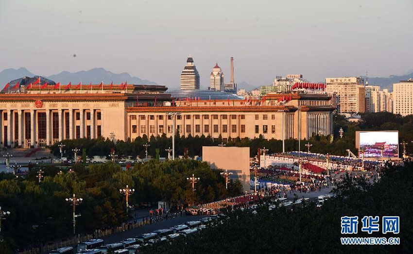 Destacamentos de soldados reúnem-se na Pra?a Tiananmen