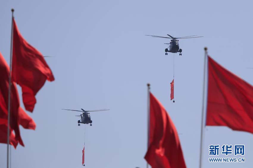 Parada do Dia da Vitória: Forma??o aérea sobrevoa a Pra?a Tiananmen
