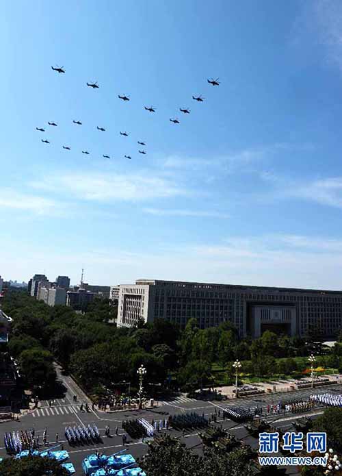 Parada do Dia da Vitória: Forma??o aérea sobrevoa a Pra?a Tiananmen