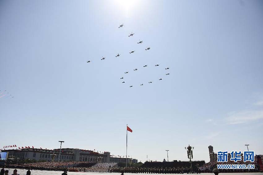 Parada do Dia da Vitória: Forma??o aérea sobrevoa a Pra?a Tiananmen
