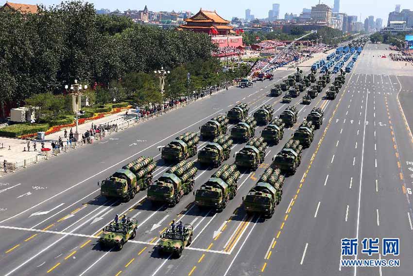 Mídia internacional presta alta aten??o ao desfile militar e à redu??o de 300 mil efetivos do exército
