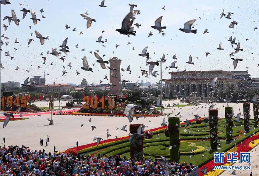 Mídia internacional presta alta aten??o ao desfile militar e à redu??o de 300 mil efetivos do exército