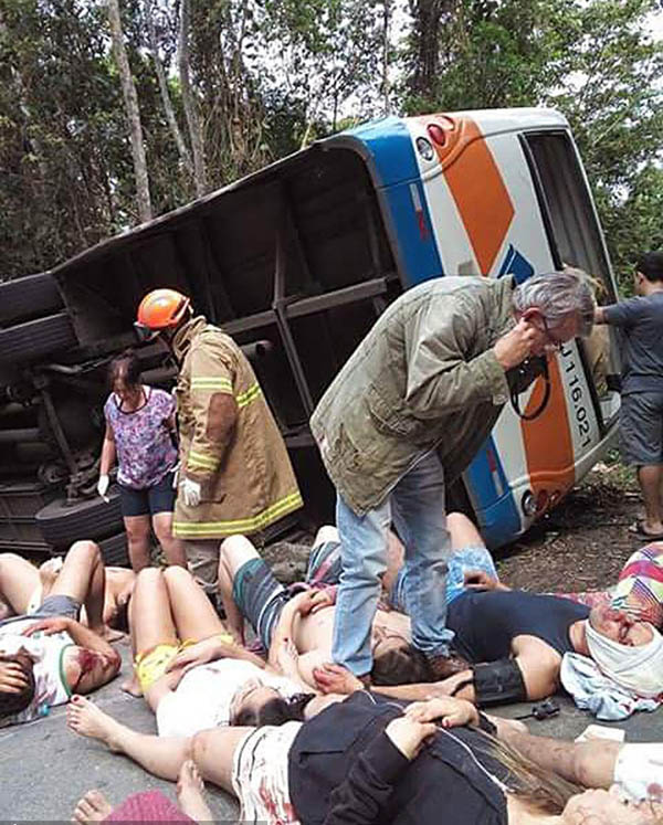 Acidente de ?nibus deixa pelo menos 14 mortos no Brasil