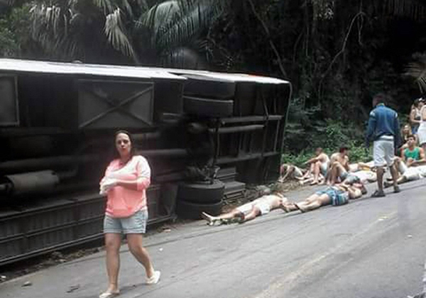 Acidente de ?nibus deixa pelo menos 14 mortos no Brasil