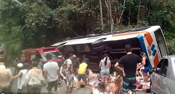Acidente de ?nibus deixa pelo menos 14 mortos no Brasil