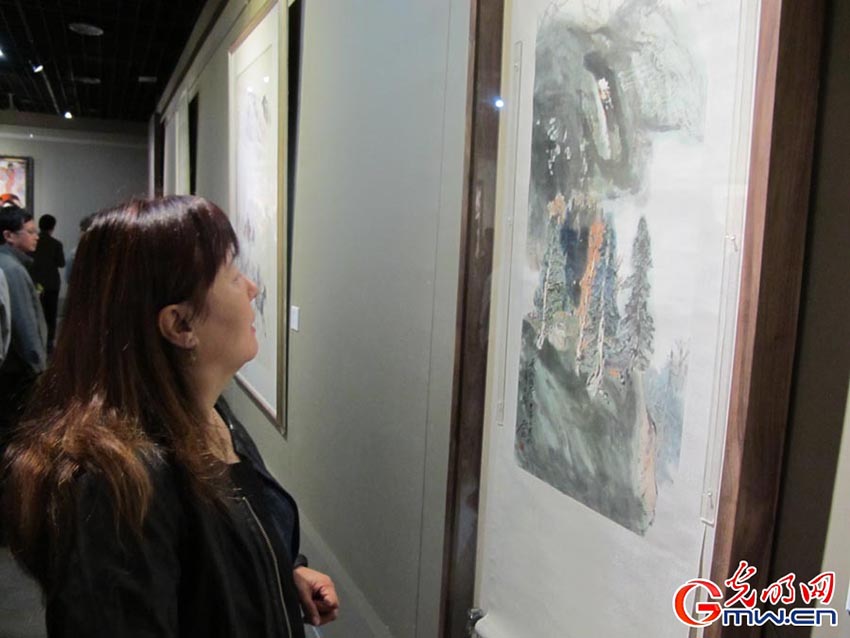 Exposi??o de artes em Urumqi celebra 60o aniversário da funda??o da Regi?o Aut?noma Uigur de Xinjiang