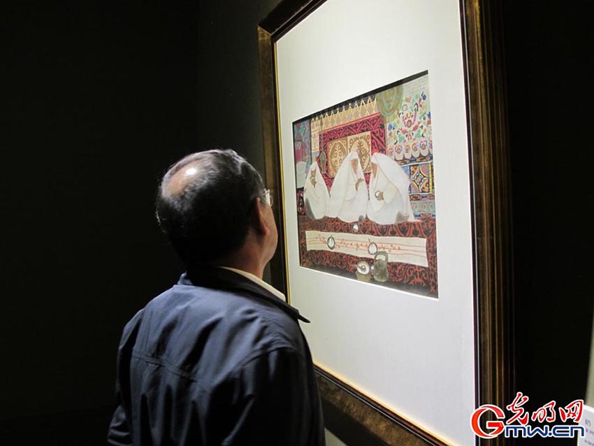 Exposi??o de artes em Urumqi celebra 60o aniversário da funda??o da Regi?o Aut?noma Uigur de Xinjiang