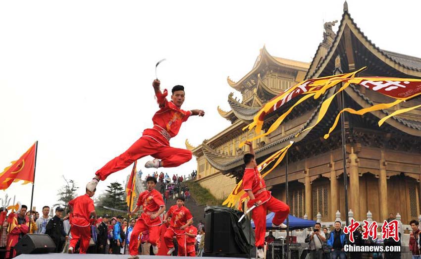 Mestres de artes marciais competem no campeonato de Kung Fu no Monte Emei