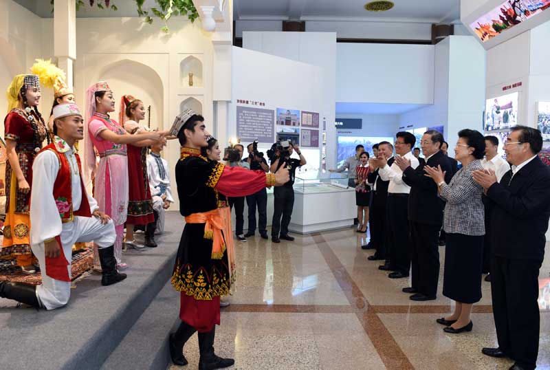 Yu Zhengsheng visita exposi??o dos 60 anos da funda??o da Regi?o Aut?noma de Xinjiang