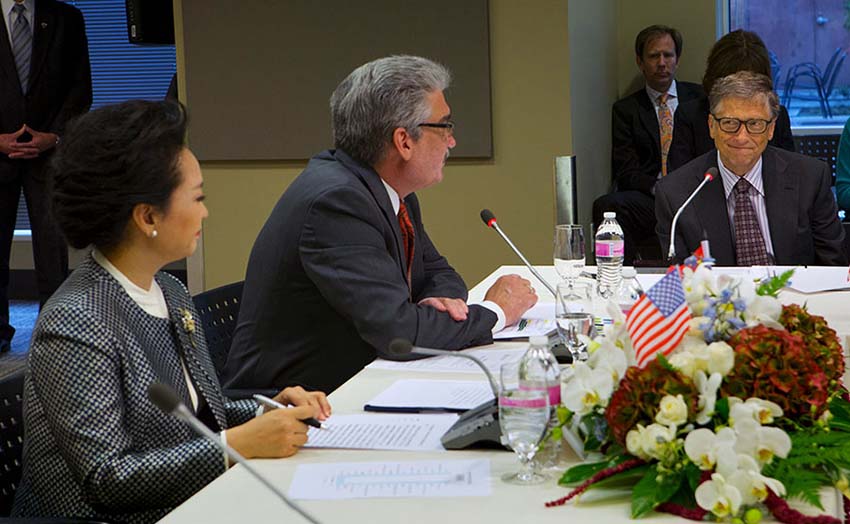 Primeira-dama Peng Liyuan visita Centro de Pesquisas do Cancer Fred Hutchson