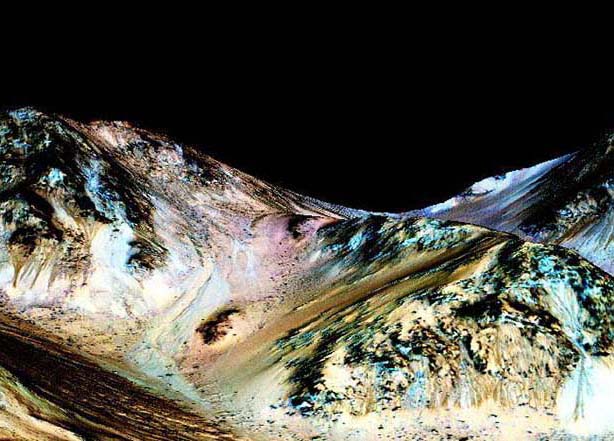 NASA anuncia descoberta de forte evidência de água na superfície de Marte