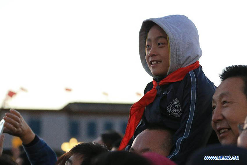 Cerim?nia de hasteamento de bandeira nacional realizada na Pra?a de Tiananmen no Dia Nacional