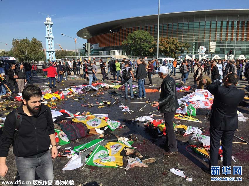 Público presta homenagem às vítimas da explos?o na Turquia