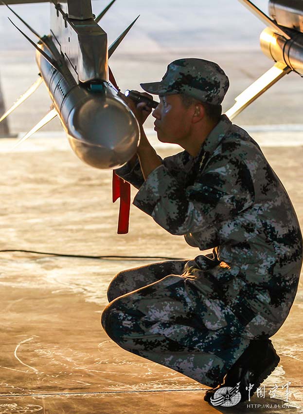 For?a aérea da China publica fotos de reabastecimento aéreo