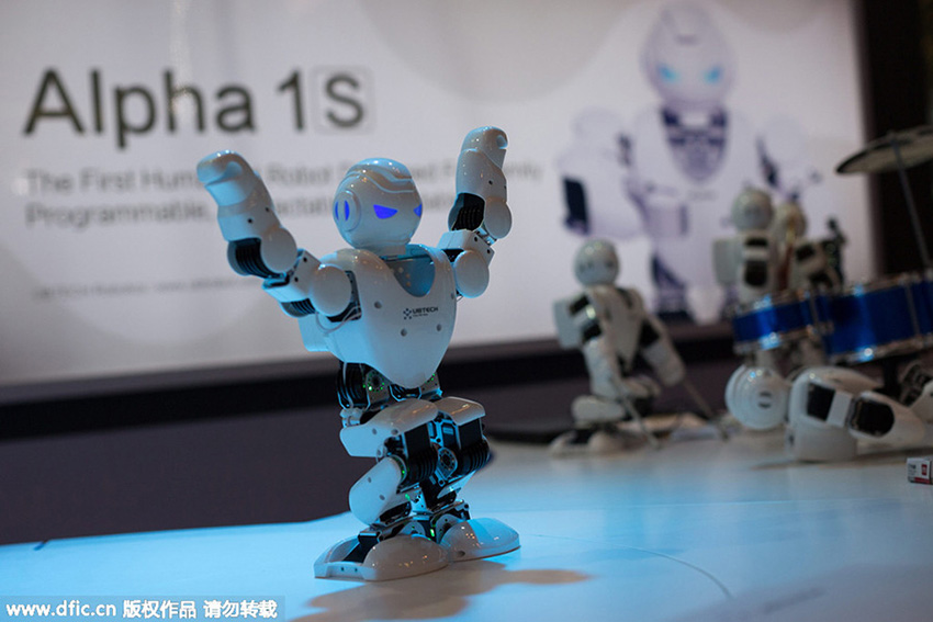 Rob?s dan?am e drones voam durante Feira de Eletronica de Hong Kong