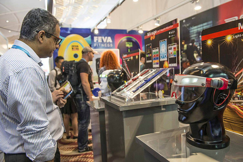 Rob?s dan?am e drones voam durante Feira de Eletronica de Hong Kong
