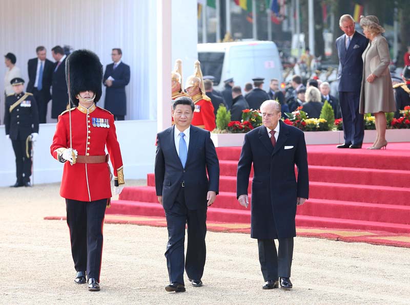 Xi Jinping participa da cerim?nia de boas-vindas da rainha britanica Elizabeth II