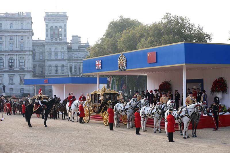Xi Jinping participa da cerim?nia de boas-vindas da rainha britanica Elizabeth II