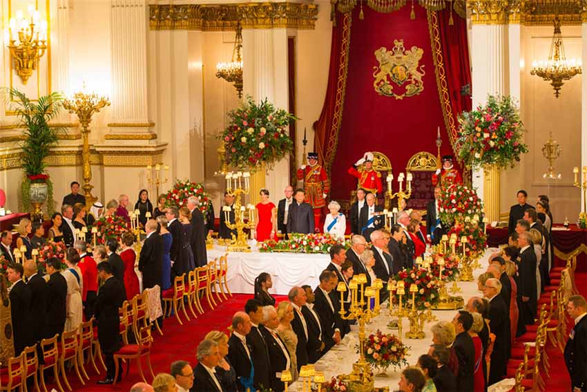 Xi Jinping e Peng Liyuan comparecem a banquete oferecido pela rainha britanica