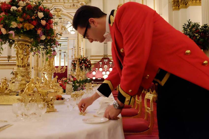 Xi Jinping e Peng Liyuan comparecem a banquete oferecido pela rainha britanica