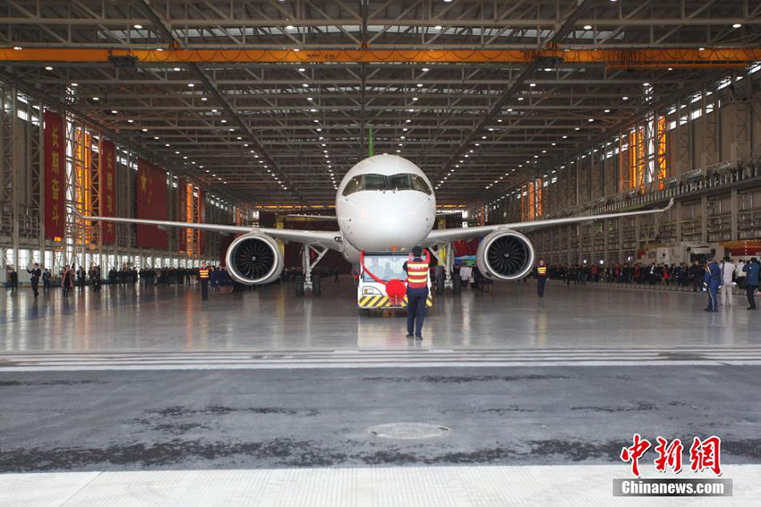Primeiro jato de passageiros de fabrico chinês sai da linha da montagem