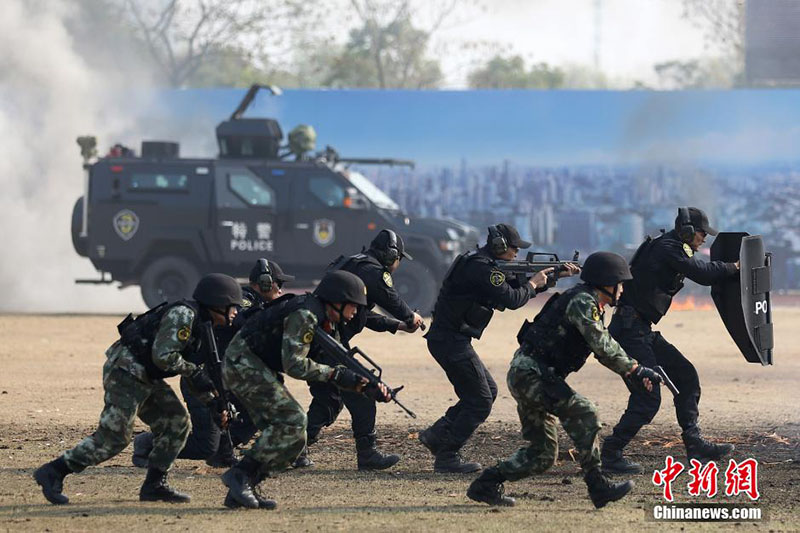 Polícia de choque na China demonstra capacidade de resposta a situa??es de emergência