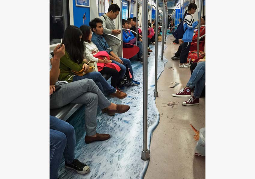 Grafites no metr? levam passageiros ao mundo subaquático