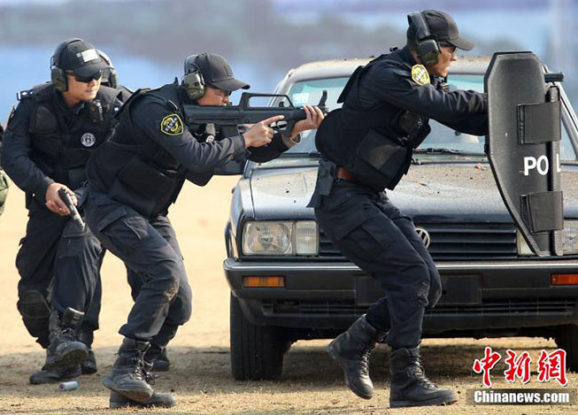 Polícia de choque na China demonstra capacidade de resposta a situa??es de emergência