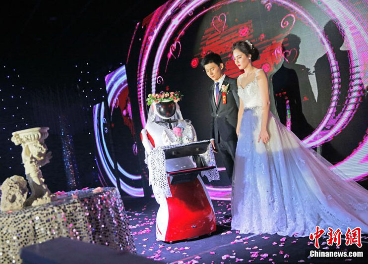 Rob? é usado como "daminha de honra" durante casamento chinês