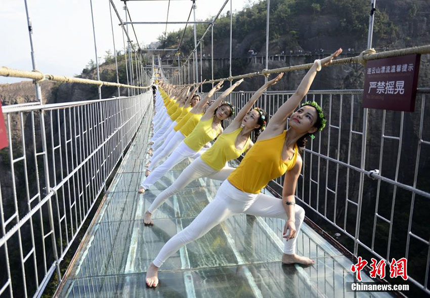 Centenas de pessoas praticam yoga em prol de um estilo de vida saudável