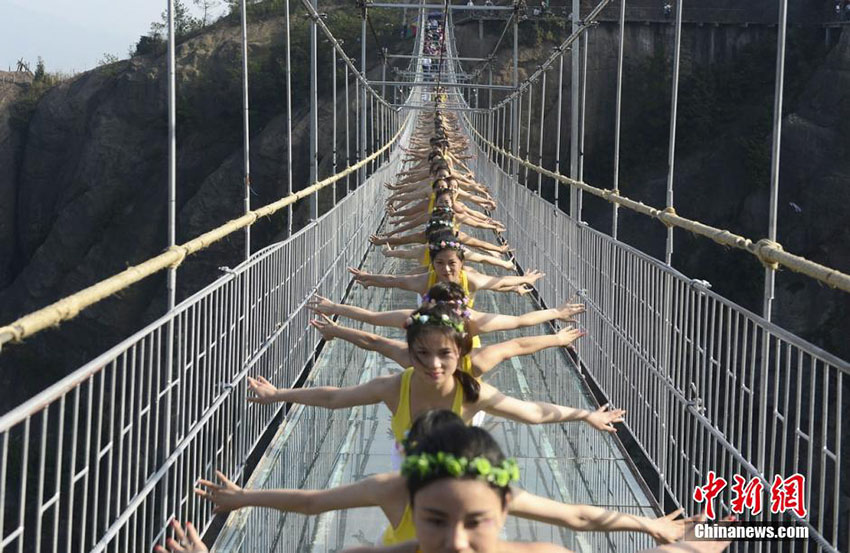 Centenas de pessoas praticam yoga em prol de um estilo de vida saudável