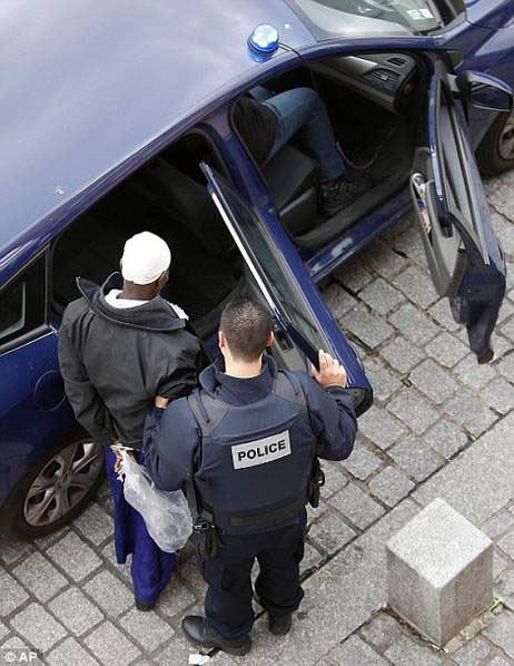 Autoridades francesas capturam 8 suspeitos em rusga policial nos subúrbios de Paris