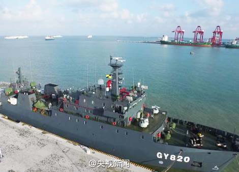 Maior navio de transporte de materiais do Exército chinês entra em opera??o