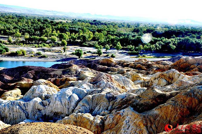 Paisagem maravilhosa da Praia Arco-íris em Xinjiang