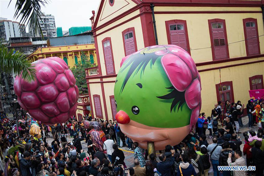 Macau realiza parada para marcar o 16o aniversário do regresso à pátria