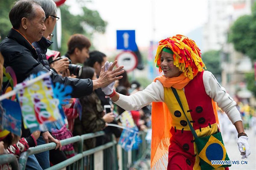 Macau realiza parada para marcar o 16o aniversário do regresso à pátria