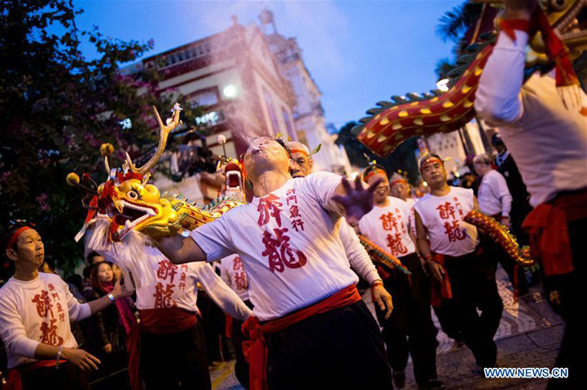 Macau realiza parada para marcar o 16o aniversário do regresso à pátria