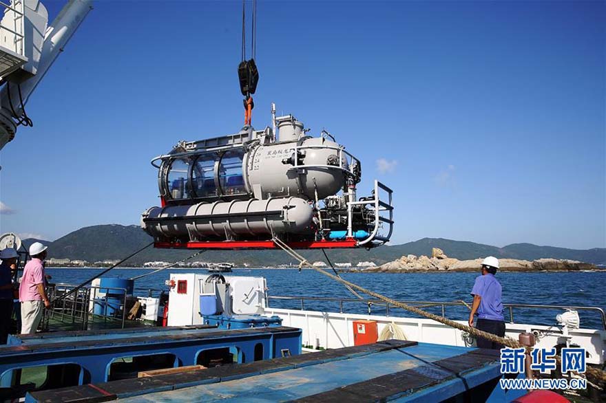 Maior submersível turístico do mundo come?a a operar em Sanya