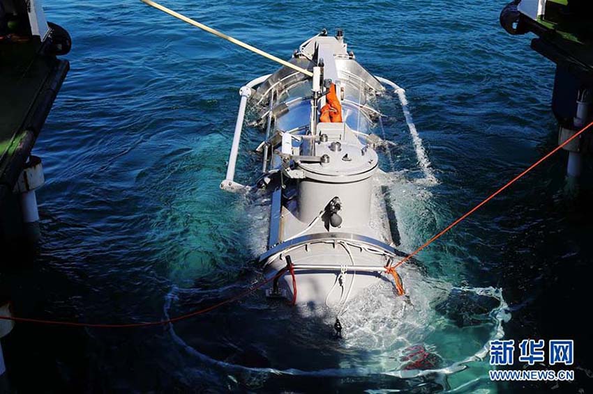 Maior submersível turístico do mundo come?a a operar em Sanya
